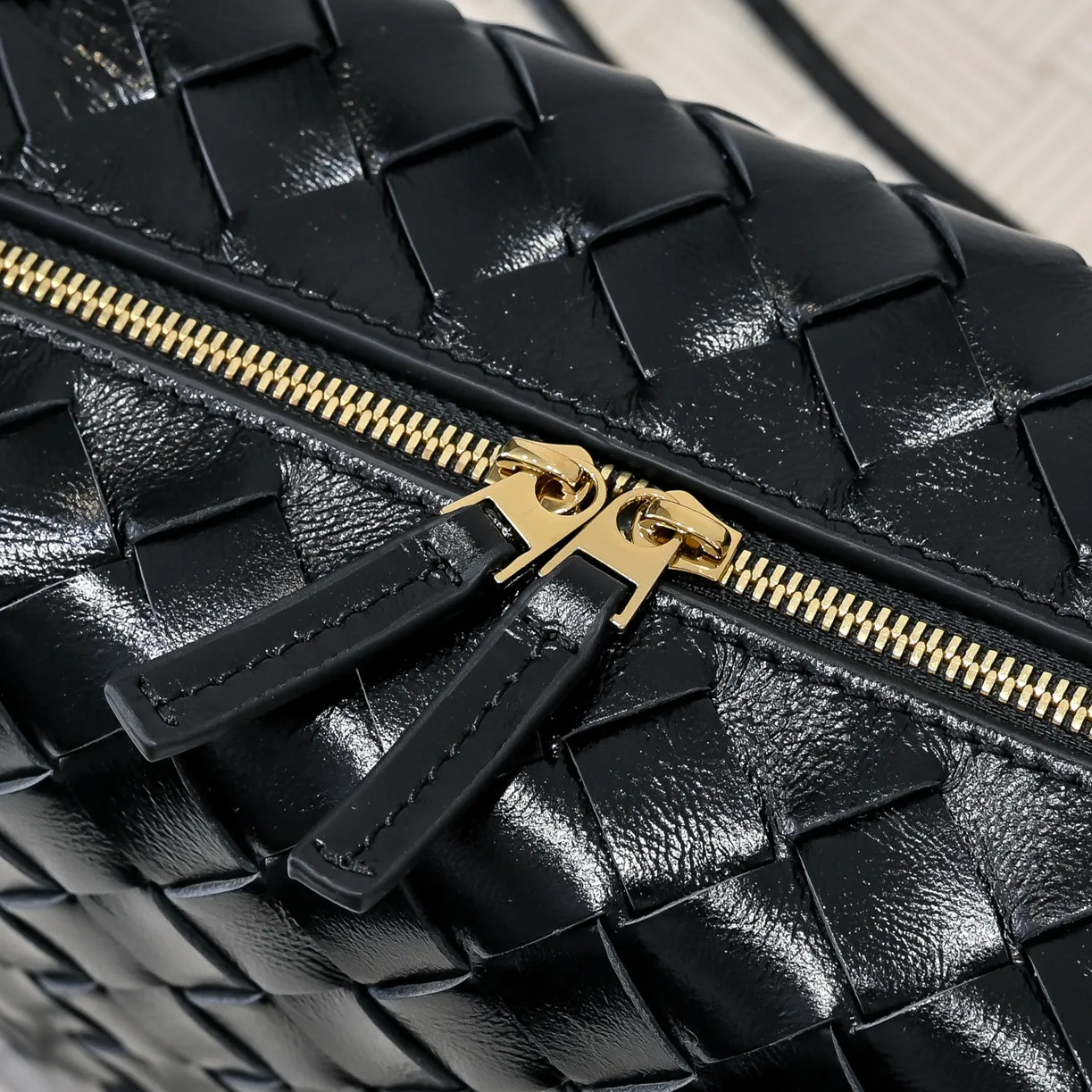 Batch 1660 𝗕𝗼𝘁𝘁𝗲𝗴𝗮 𝗩𝗲𝗻𝗲𝘁𝗮———— The latest version of the loop camera bag💥 from BV’s King of Cost-Effectiveness counter, large woven texture➕Ultra-high quality wax leather as always, with zippers, hardware decoration on both sides, adjustable drawstrings, it is especially suitable for the tummy💫It can hold anything, it is also very light, suitable🈴️for girls of all ages, size: 22*15*8cm, style number: 6126